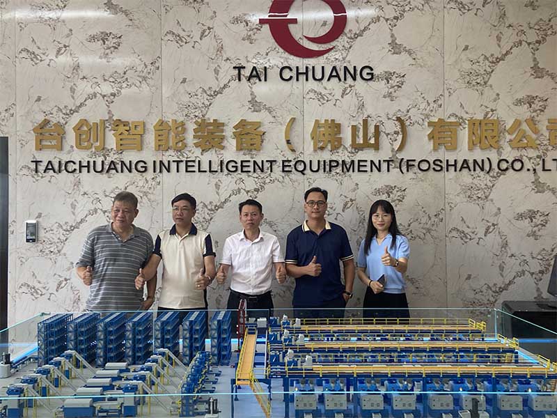 Vietnam-kundebesøg TAICHUANG Intelligent for møtrik-tappningsmaskinesamarbejde